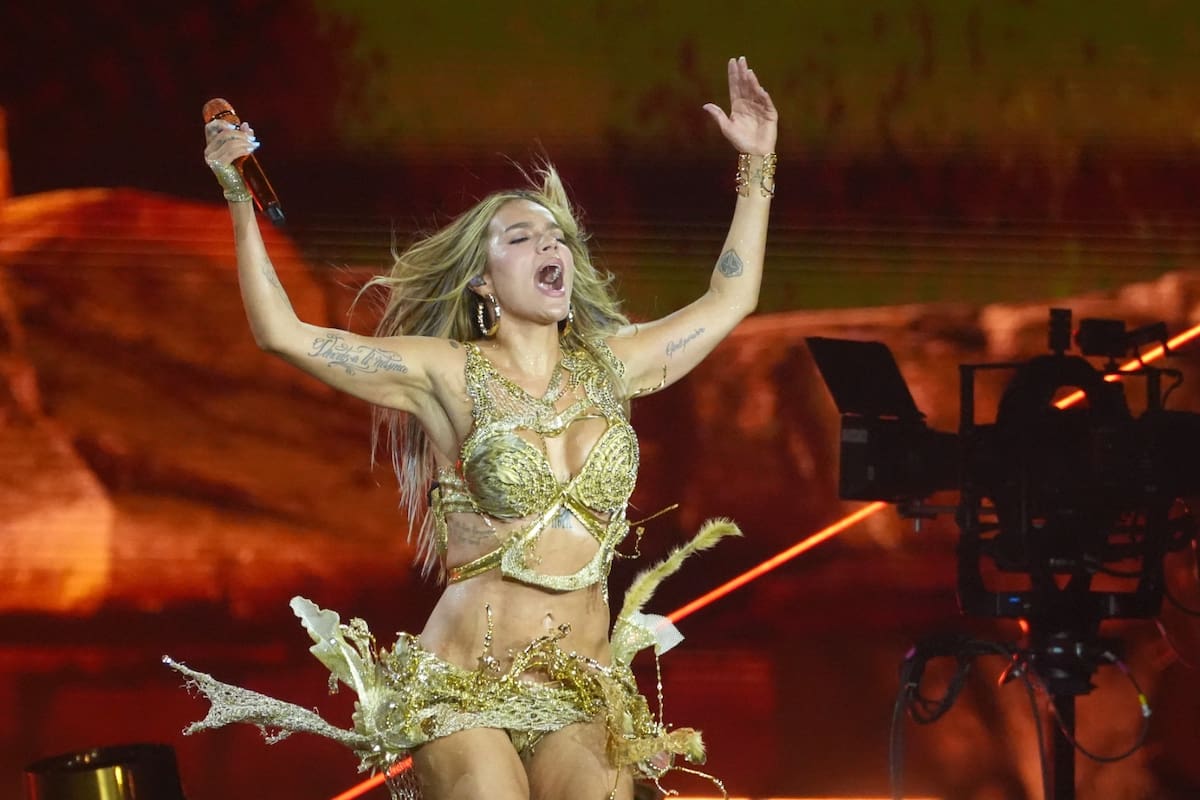 Durante la gira internacional ‘Viajando por el mundo Tropitour’, la cantante colombiana Karol G se presentó este viernes en el Estadio SoFi en Los Ángeles (Estados Unidos). //EFE - Omar Alonso