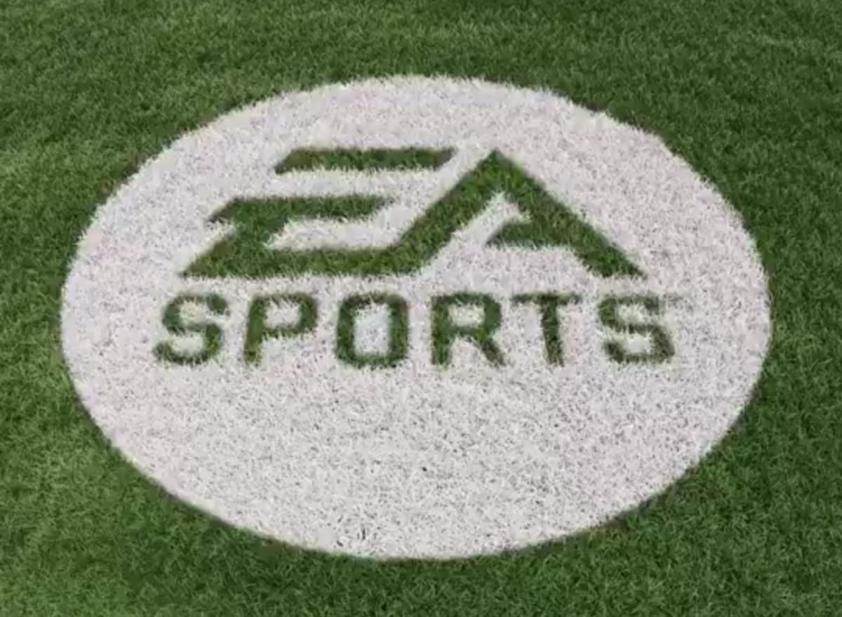 Logo de EA Sports pintado en césped. // Foto: tomada de X @EASPORTS.
