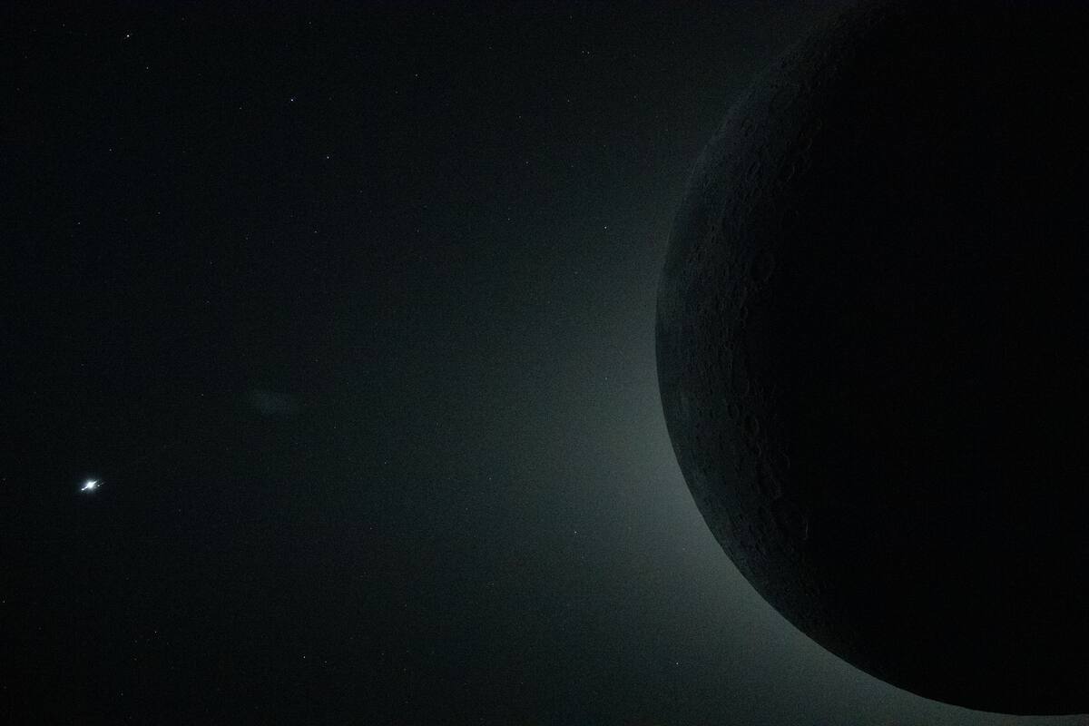 Un eclipse solar total, con solo una parte de la Luna visible en la imagen mientras oculta completamente el Sol. // NASA