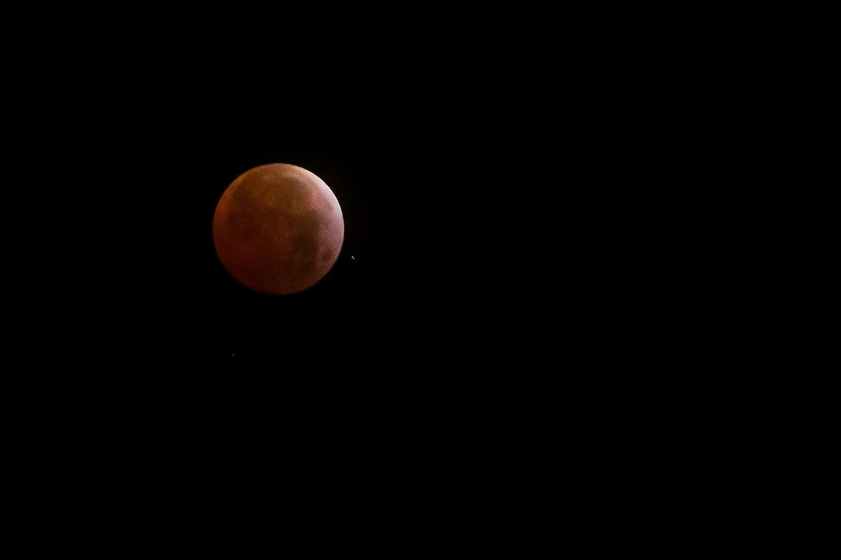 El punto máximo del eclipse está previsto alrededor de las 11:12 p. m.. // Foto: Colprensa- Catalina Olaya