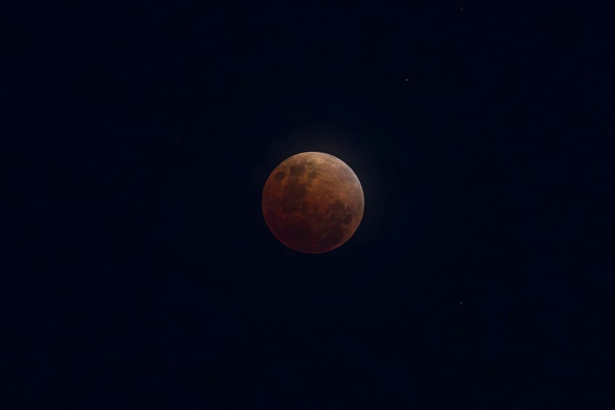 Eclipse lunar total dejó una impactante luna de sangre: así se vio en varios países