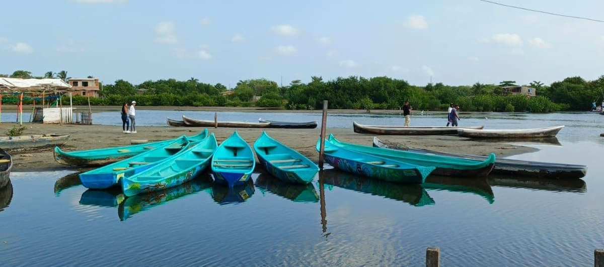 Pequeñas embaraciones para los recorridos guiados por los cuerpos de agua que rodean a La Boquilla. //Cortesía