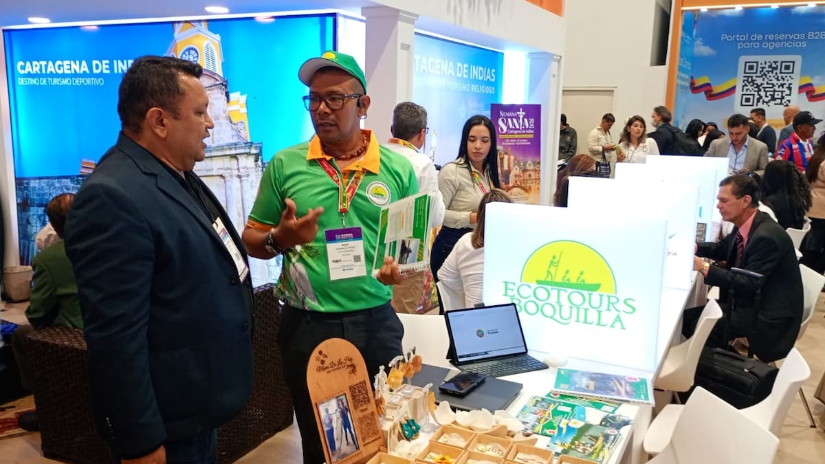 En la versión 44 de la Vitrina Turística de Anato, en Corferias (Bogotá), Rony Monsalve Pérez (derecha) promovió en el stand de Cartagena el turismo comunitario en La Boquilla. // Cortesía