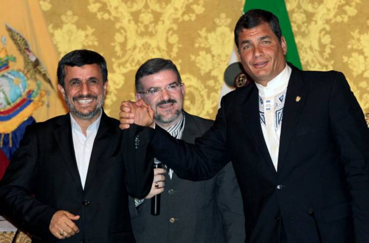 El presidente de Ecuador, Rafael Correa (der.) recibió a su homólogo de Irán, Mahmud Ahmadinejad (izq.), en su visita oficial a Quito. AP Dolores Ochoa