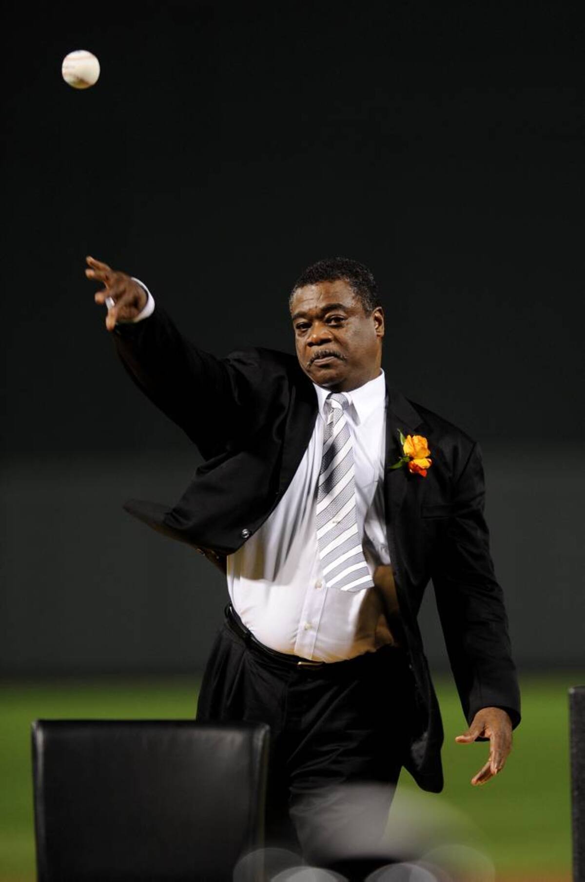 Murray, que se retiró en 1997 con más de 500 jonrones y 3.000 hits, no reconoció ni negó haber actuado mal, pero acordó abstenerse de violar las leyes de valores en el futuro. AP Nick Wass