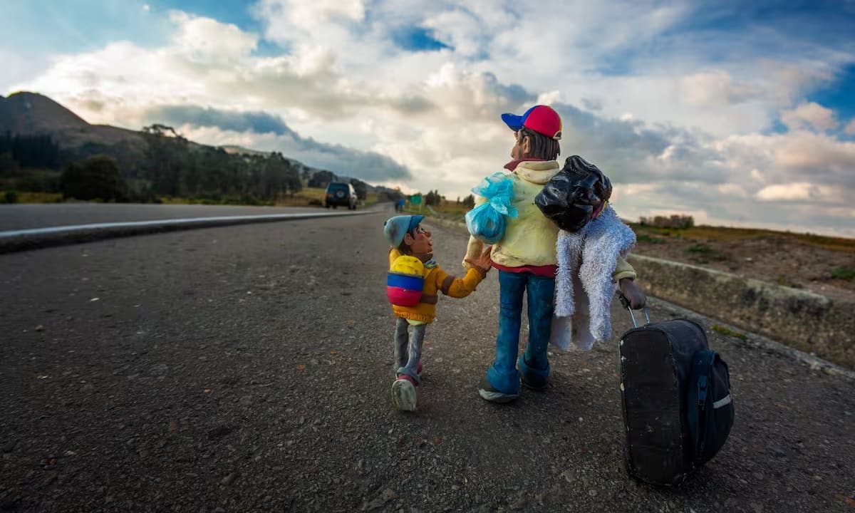 Édgar crea personajes de plastilina que retratan a los migrantes. //Foto: Cortesía