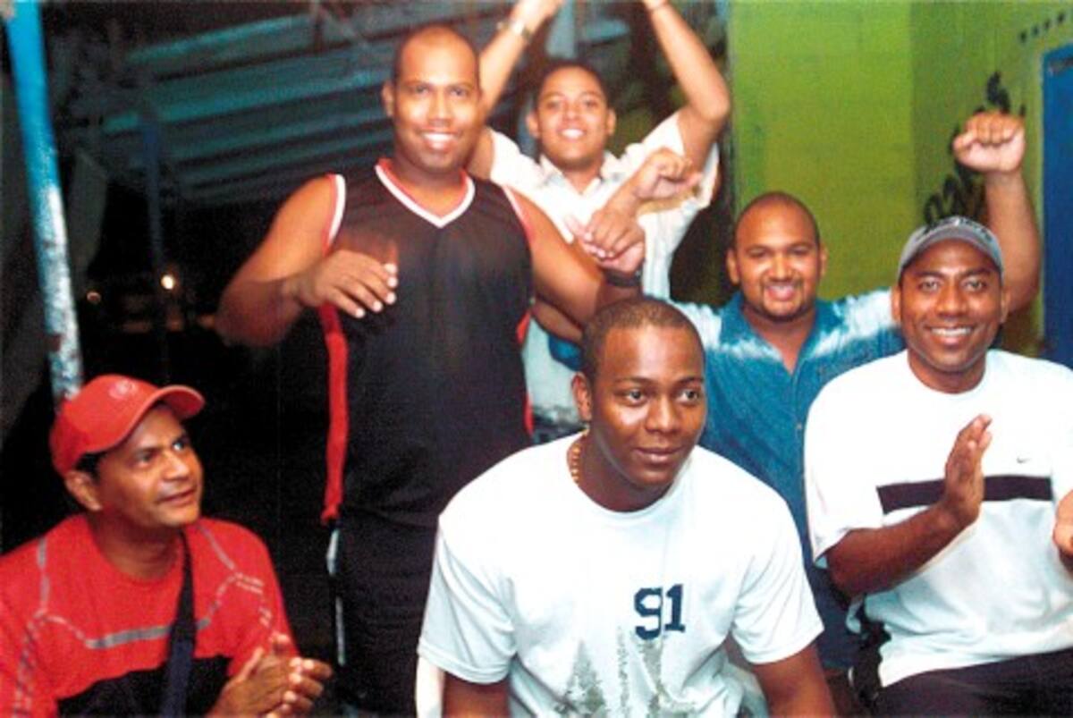 Cada vez que llega a Barranquilla se encuentra con sus grandes amigos de infancia para compartir.