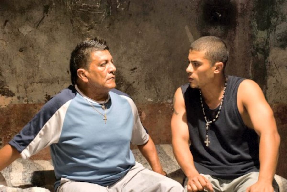 Edgardo Román (Izq.) está orgulloso de la película "En Coma", ópera prima de su alumno Juan David Restrepo. FOTOS: COLPRENSA