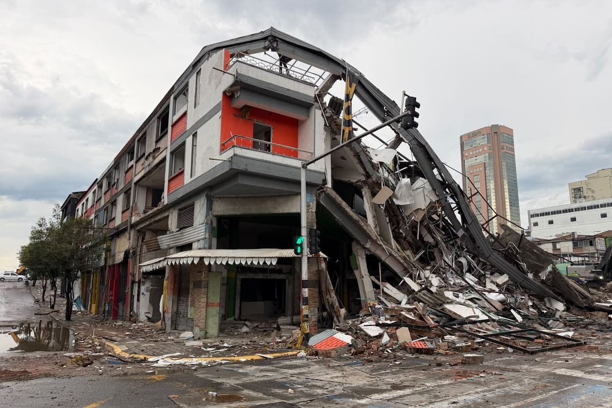 Edificación afectada por terremoto se desplomó en Pereira: habría personas atrapadas