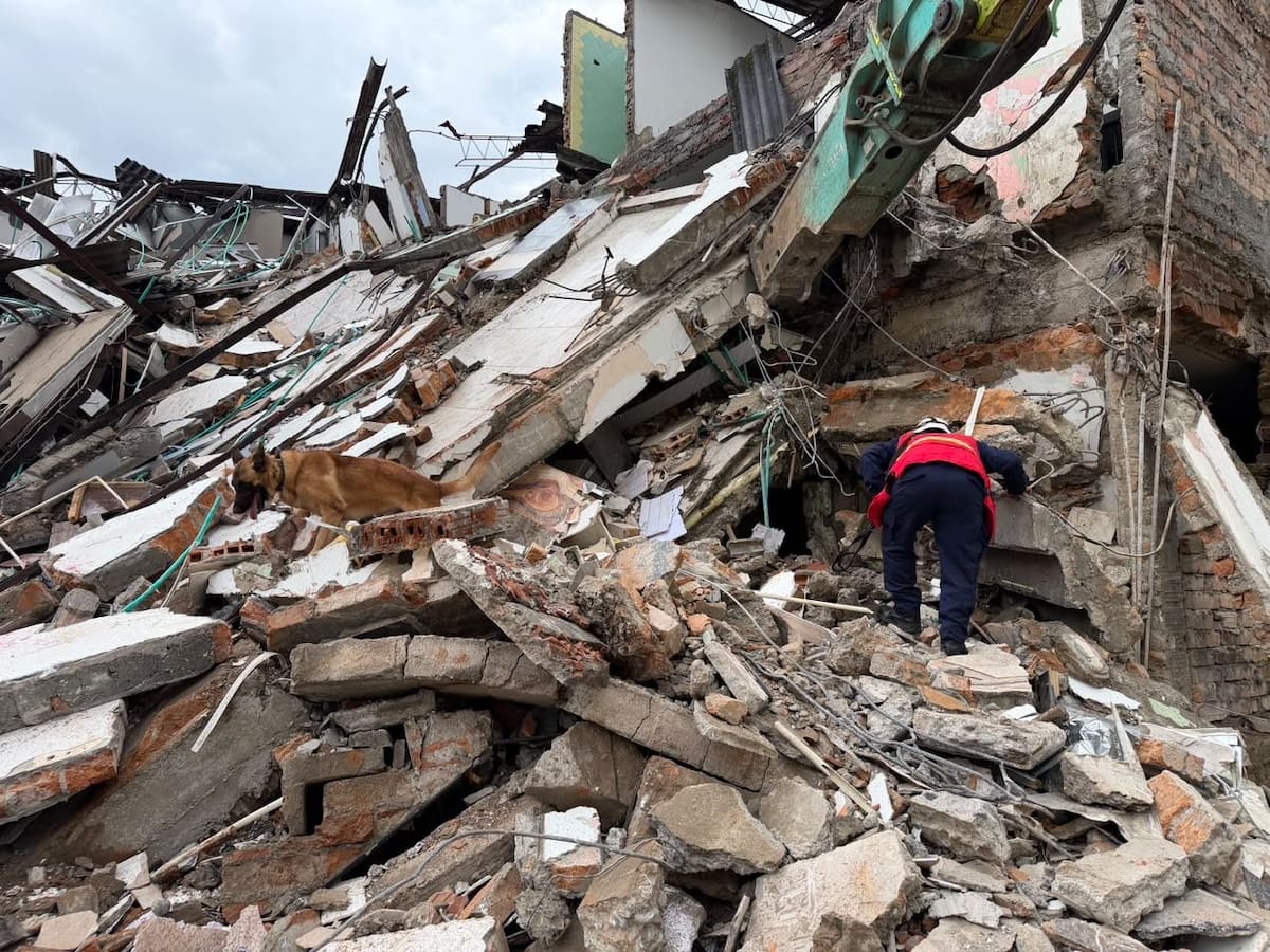 Una edificación colapsó en Pereira dos meses después del terremoto. // Foto: tomada de redes sociales - Alcaldía de Pereira.