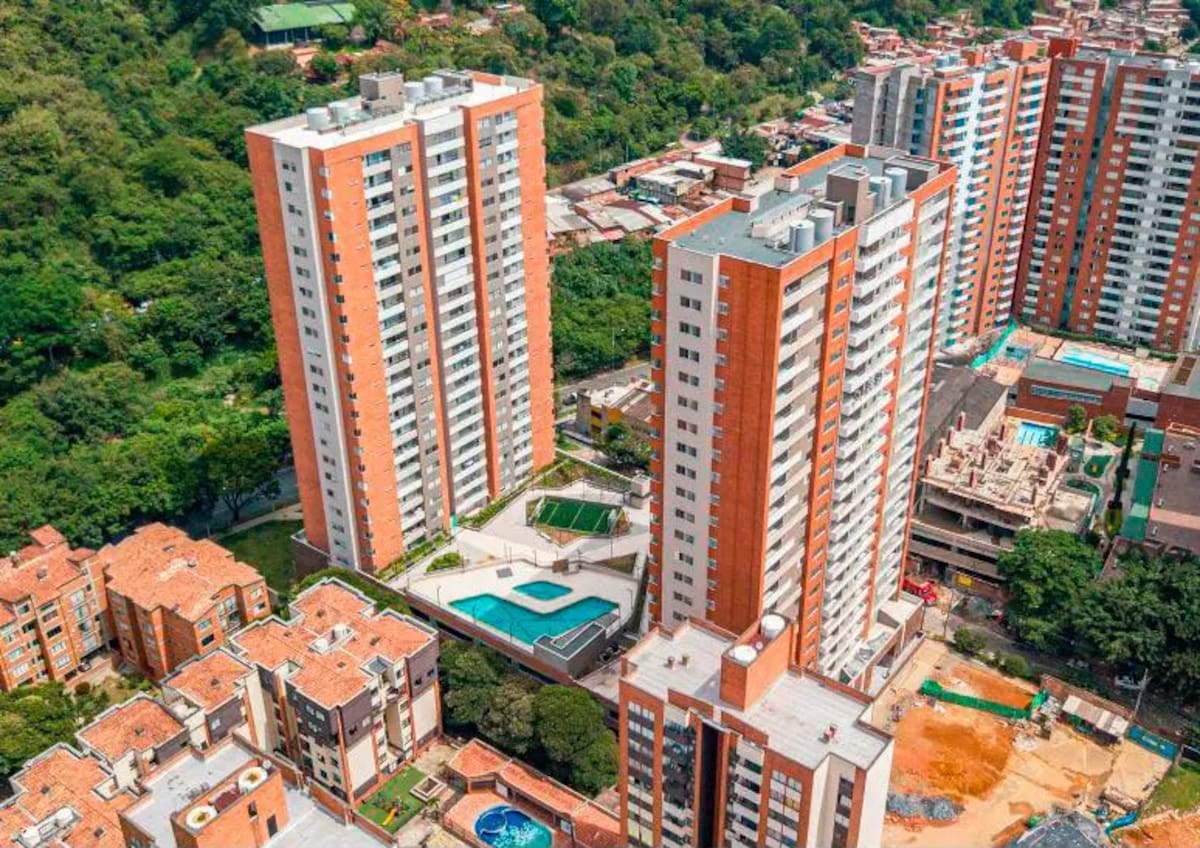 Un niño de 5 años murió al caer del piso 25 de este edificio, en el barrio Los Colores de Medellín. // Foto: El Colombiano