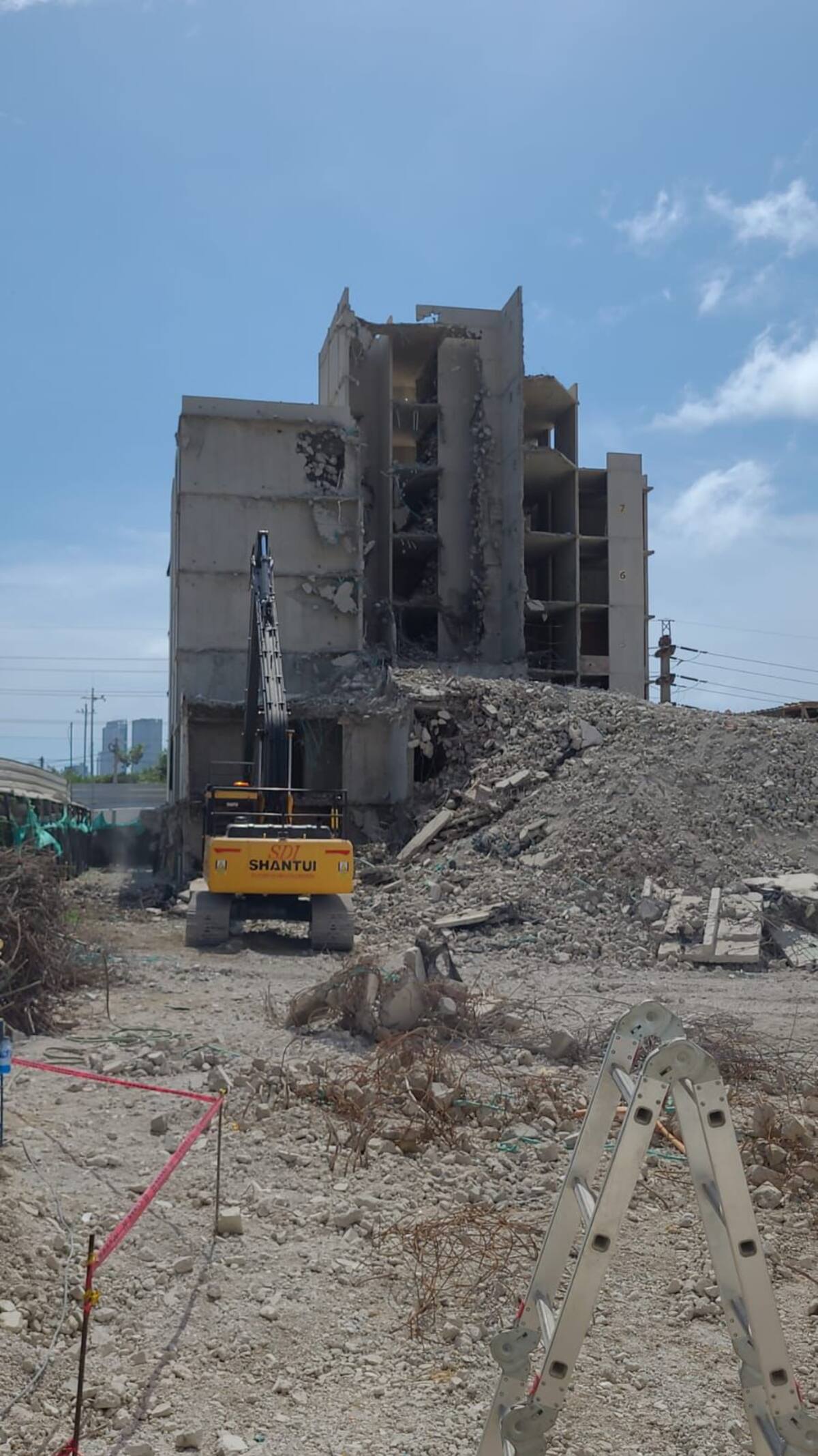 Demolición del edificio Aquarela.