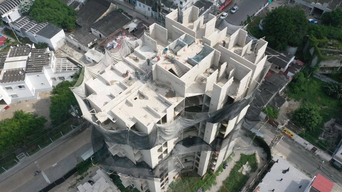Avanza un 54% la demolición del edificio Aquarela. // Cortesía.