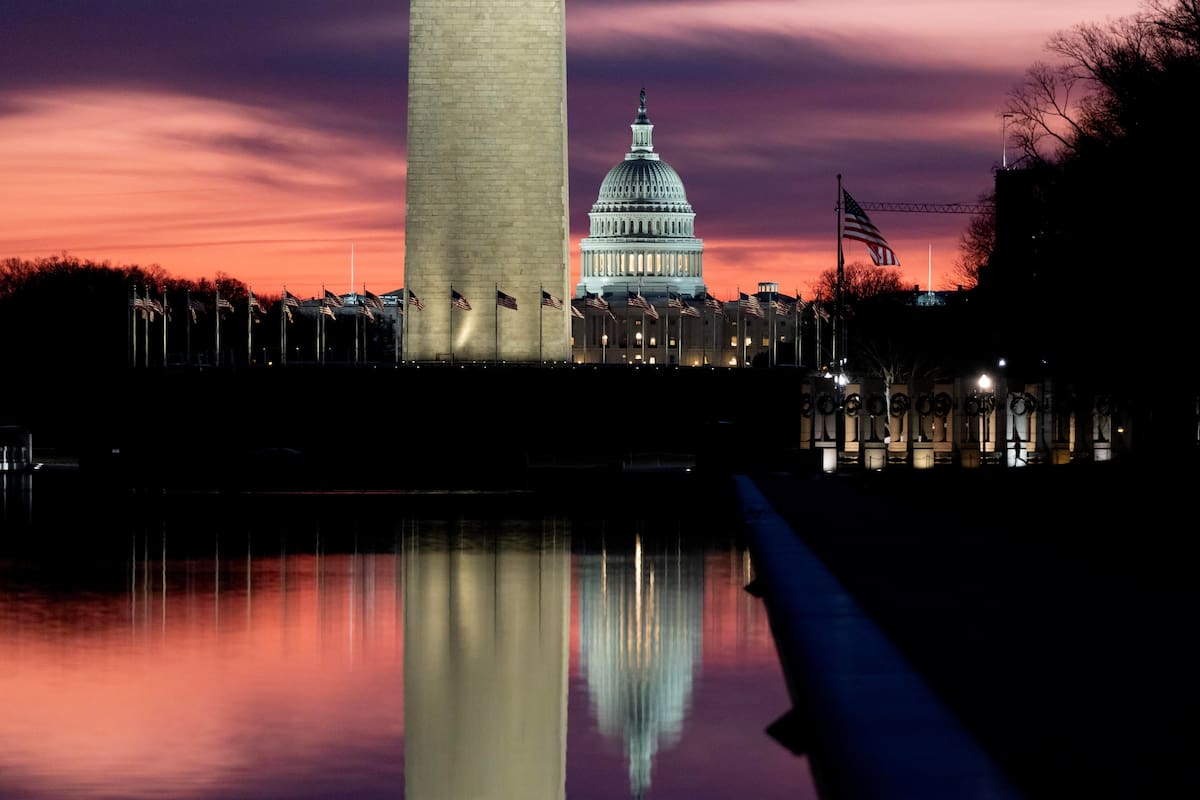 El edificio del Capitolio de los Estados Unidos es visto detrás del Monumento a Washington y el Monumento a Lincoln, al amanecer en Washington DC. //EFE