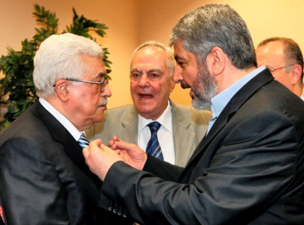 Celebración del reencuentro y acuerdo de reconciliación entre palestinos. En la foto, el presidente palestino y jefe del Fatah, Mahmud Abas (izq.) y el jefe del buró político del movimiento islamista Hamas, Jaled Mechaal (der.). AFP