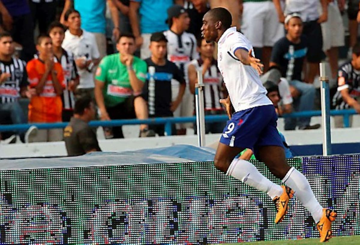 Edixon Perea fue la figura del Cruz Azul al marcar uno de los goles con los que su equipo derrotó 2-1 al Monterrey. AFP