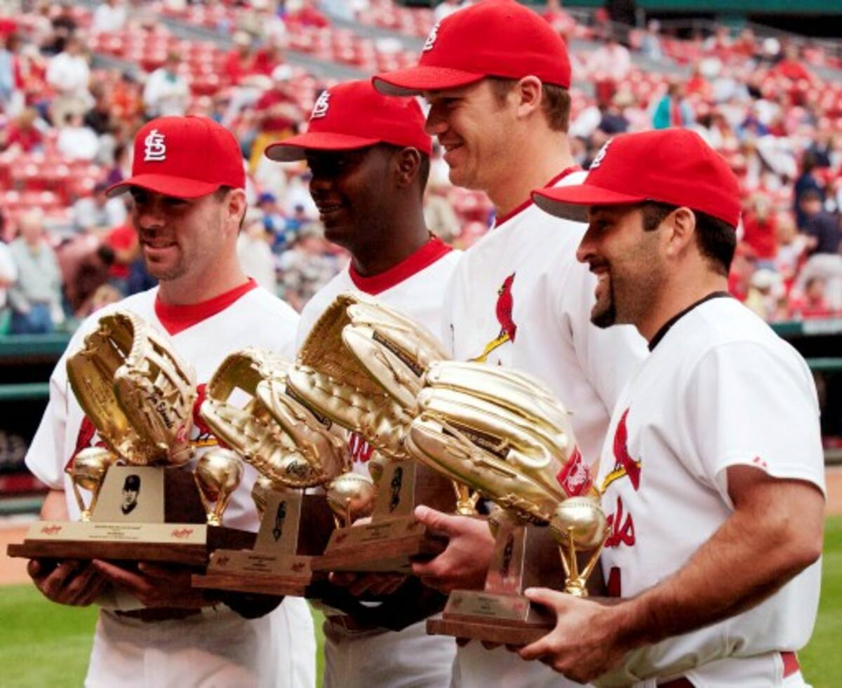 "Rente", exhibiendo uno de los dos guantes de oro que ha logrado conquistar en la Gran Carpa, con los Cardenales de San Luis.