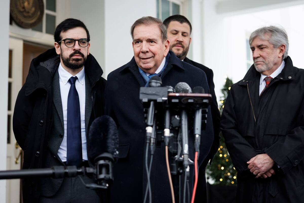 El líder opositor venezolano Edmundo González Urrutia (C) habla con miembros de los medios de comunicación fuera de la Casa Blanca en Washington. //EFE