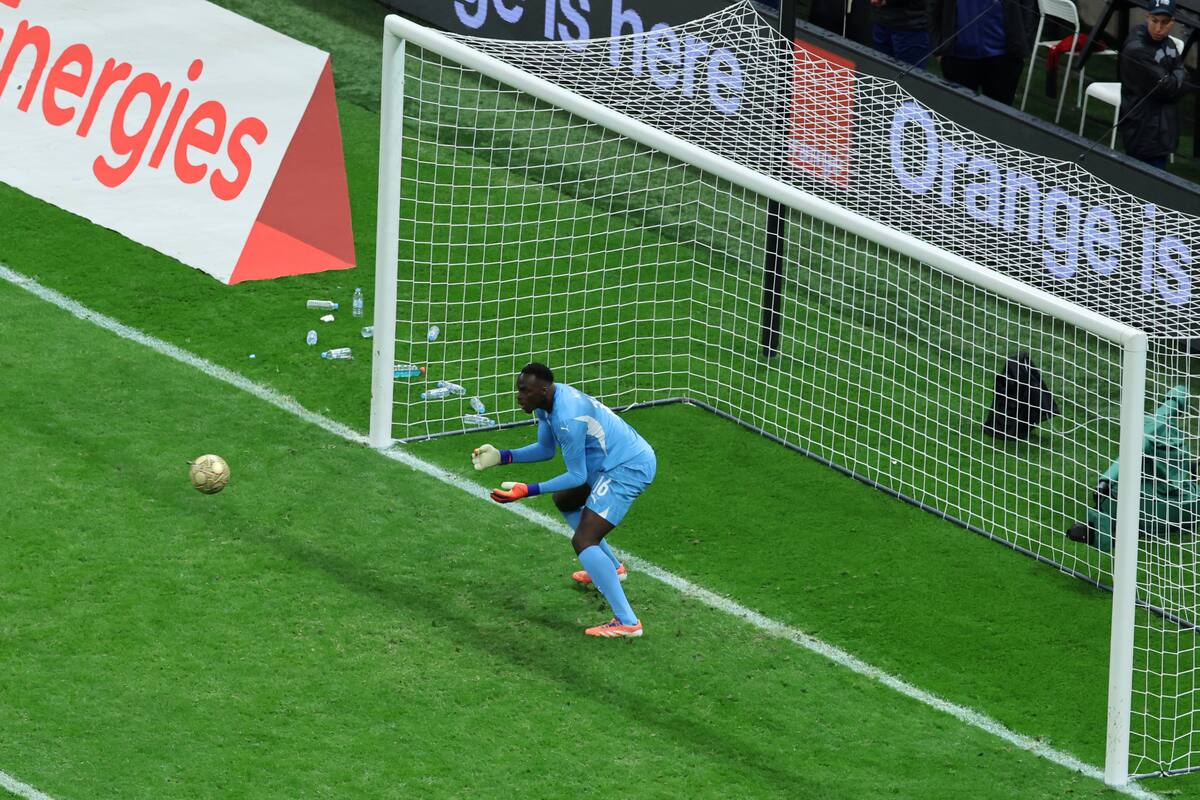 El portero de Senegal, Edouard Osoque Mendy, salvó un penal del marroquí Brahim Abdelkader Díaz durante la final. //Foto, AP: Youssef Loulidi