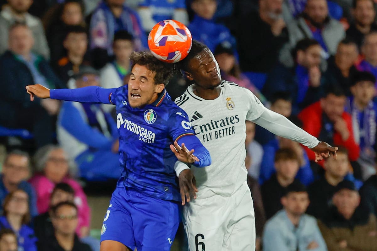 El centrocampista del Getafe Luis Milla (i) lucha con Eduardo Camavinga, del Real Madrid. //EFE