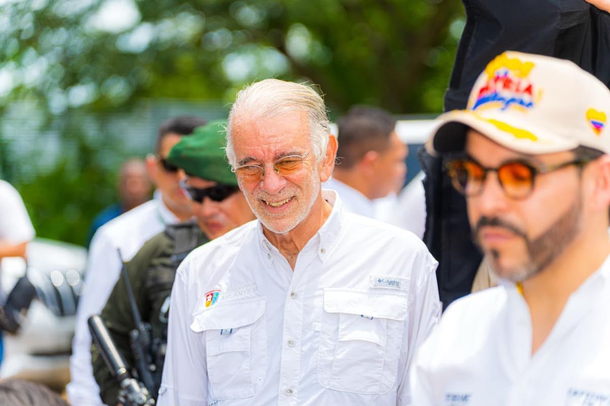 El gobernador del Atlántico, Eduardo Verano (i), junto al nuevo presidente Abelardo de la Espriella (d). // Foto: Cortesía - Gobernación del Atlántico.