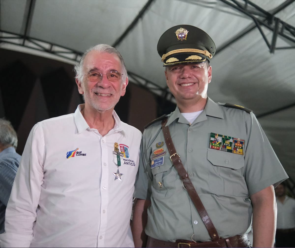 El gobernador del Atlántico, Eduardo Verano De La Rosa, con el nuevo comandante de la Policía Metropolitana de Barranquilla, el coronel Edwin Urrego.//Cortesía.