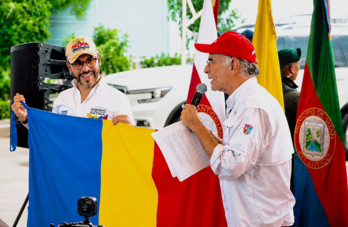 Recientemente el gobernador del Atlántico, Eduardo Verano, le entregó la bandera de la Región Caribe al presidente electo Abelardo De la Espriella al que pidió para fortalecer las autonomías regionales en Colombia.//Cortesía Gobernación del Atlántico.