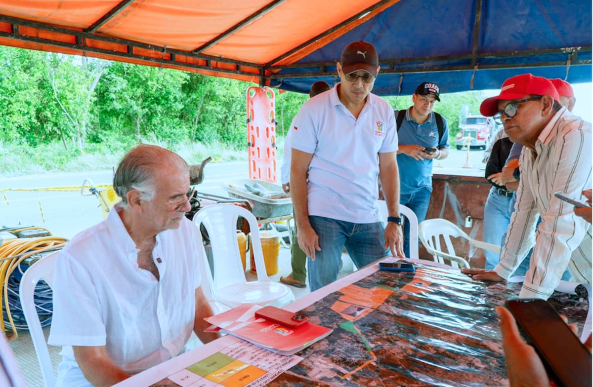 El gobernador del Atlántico, Eduardo Verano inspeccionó las obras que se realizan en las segundas calzadas de las vía a Caracolí y Juan Mina.//Cortesía Gobernación del Atlántico.