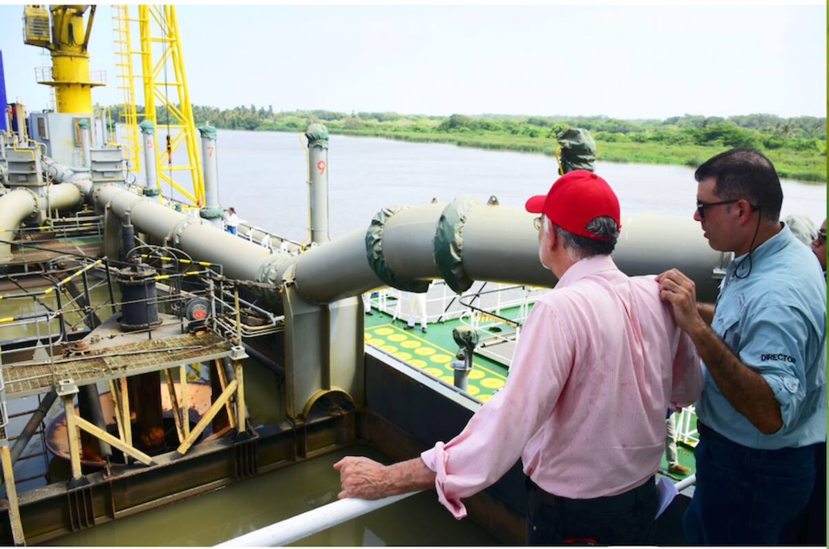 Según dijo Álvaro Redondo, director de Cormagdalena, a Eduardo Verano, más de 26 millones de toneladas movilizadas en dos años y un impacto económico de 6.5 billones de pesos, respaldan la estabilidad del sistema de dragado del canal de acceso al puerto.// Cortesía Gobernación del Atlántico.