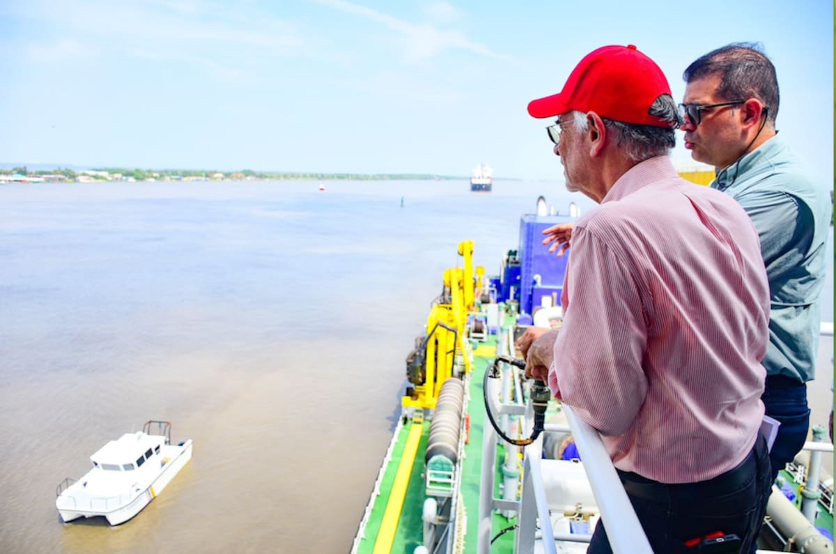 El gobernador del Atlántico, Eduardo Verano, y el director de Cormagdalena, Álvaro Redondo, durante el encuentro de este jueves con motivo de las cifras presentadas por este último sobre la navegabilidad en el Puerto de Barranquilla.//Cortesía Gobernación del Atlántico.