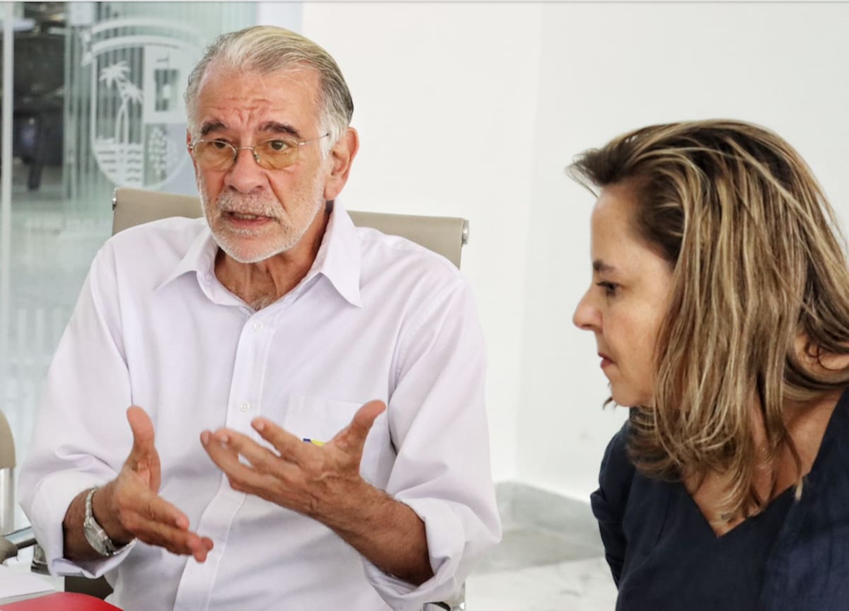 El gobernador del Atlántico dialoga con la Ministra de Vivienda, Helga Rivas, hablando del Plan Departamental de Agua.//Cortesía.
