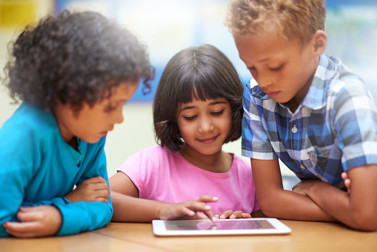 Las herramientas que ofrece la IA pueden favorecer el aprendizaje en las aulas escolares. //123RF.