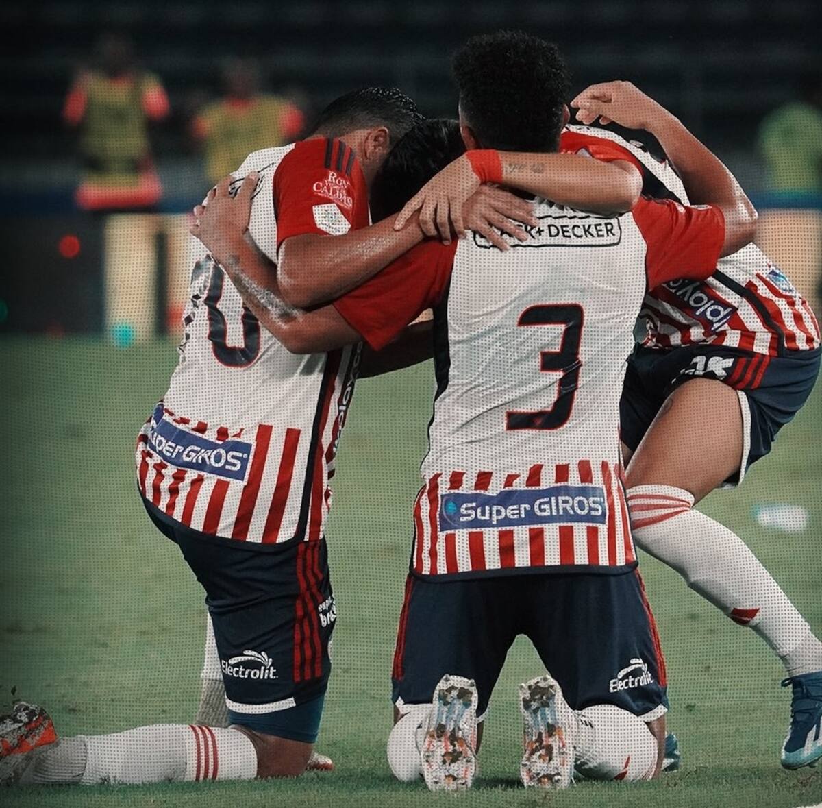 El cartagenero Edwin Herrera (3) es felicitado por Carlos Bacca y Brayan Castrillón, luego de anotar el gol del empate de Junior ante Patriotas Boyacá en el estadio Roberto Meléndez. //Cortesía.