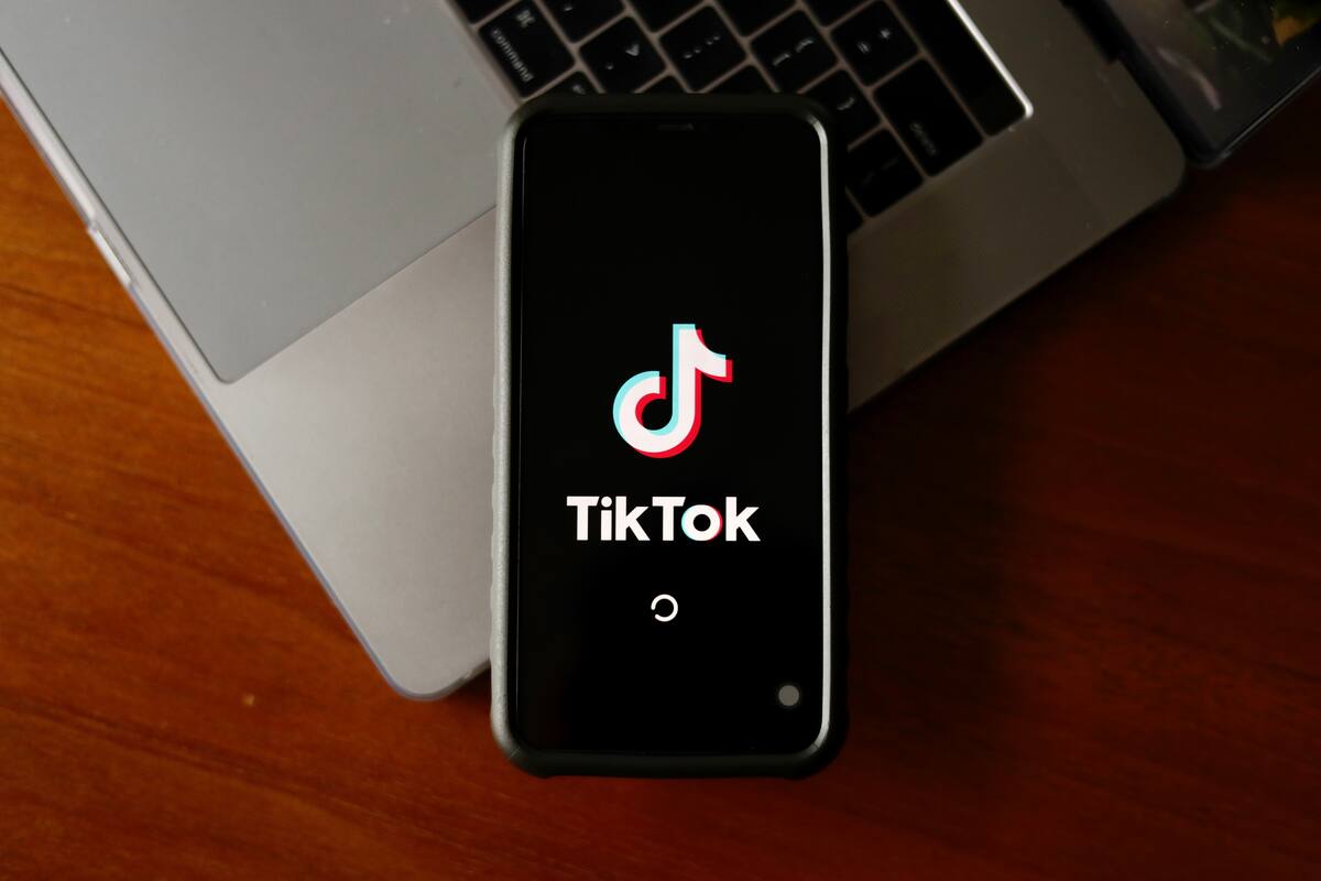Foto de archivo de un logo de TikTok en un teléfono inteligente EFE/Ritchie B. Tongo