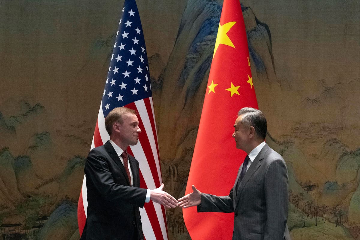 El asesor de Seguridad Nacional de la Casa Blanca, Jake Sullivan (i), se reunió este martes en Pekín con el máximo jefe de la diplomacia china, Wang Yi, quien trasladó al estadounidense que Washington y Pekín tienen aún como tarea "cumplir con los consensos" alcanzados entre los jefes de Estado de sus respectivos países. EFE/Ng Han Guan / POOL