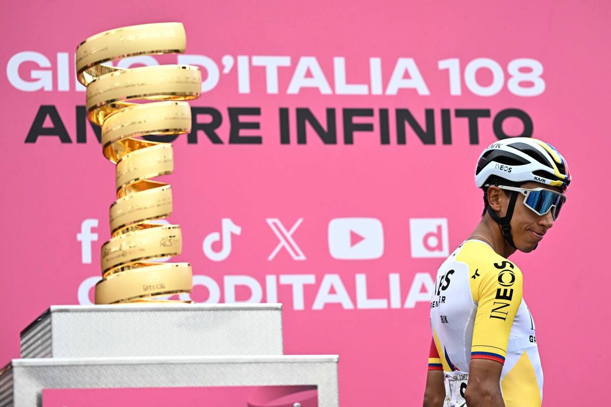El ciclista colombiano Egan Arley Bernal Gómez del equipo Ineos Grenadiers llega al inicio de la 14ª etapa del 108 Giro de Italia 2025. //EFE