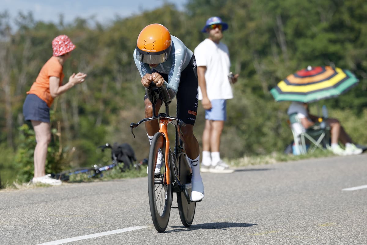 El ciclista colombiano Egan Bernal, del equipo Netcompany Ineos, en acción durante la 16.ª etapa del Tour de Francia. //Foto, EFE: YOAN VALAT