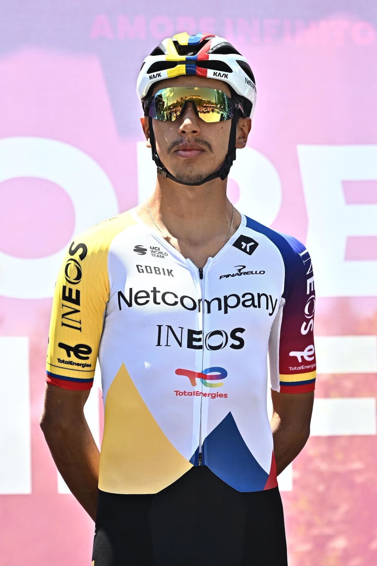 Egan Bernal se tropezó en la cuarta etapa del Giro de Italia. //Foto, EFE: LUCA ZENNARO
