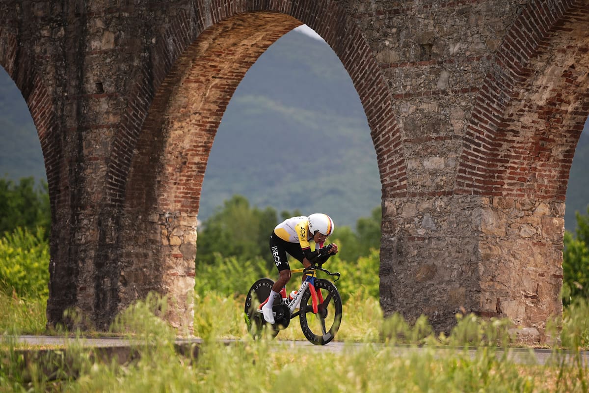 Egan Bernal sufrió dura caída en el Giro de Italia: golpe en la general