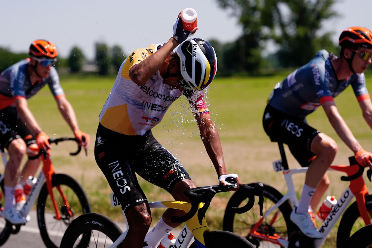 Egan Bernal se refresca mientras pedalea durante la etapa 15 del Giro de Italia, entre Voghera y Milán. //Foto, AP: Fabio Ferrari/LaPresse