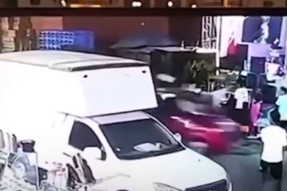 ¡Terror en Egipto! Aprendiz al volante atropella a 15 personas en una cafetería