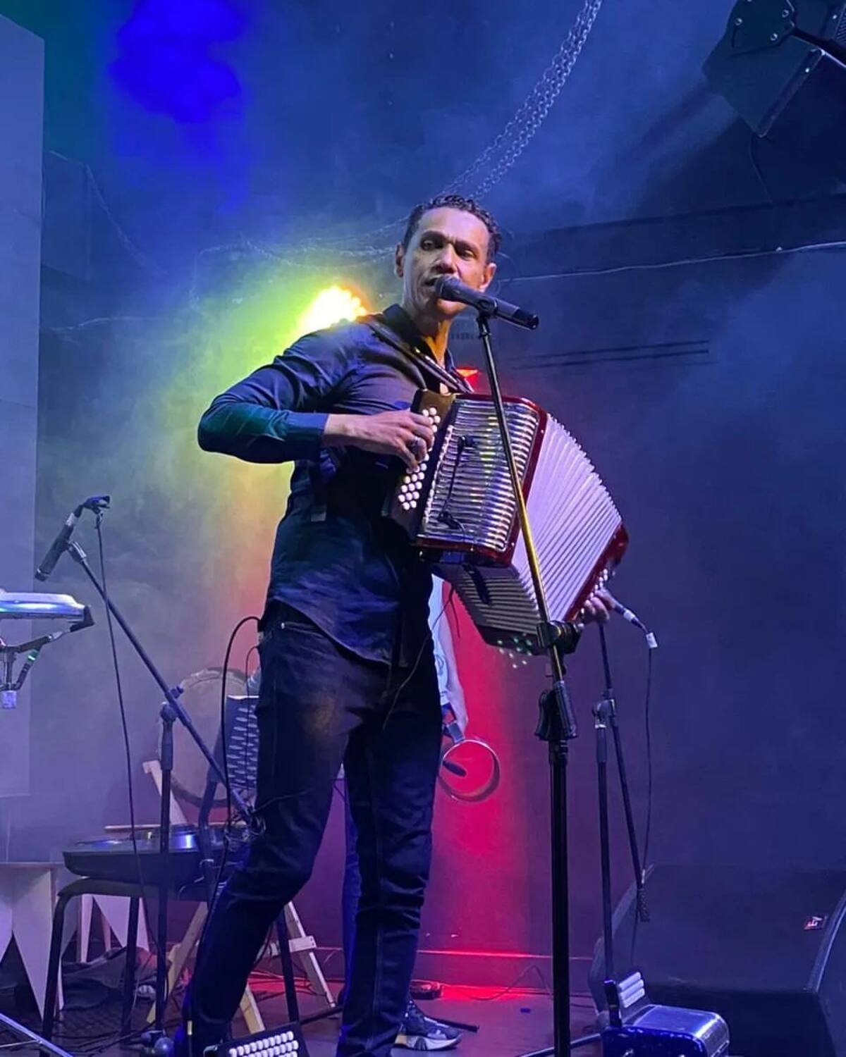 Éibar Gutiérrez, el artista en concierto vallenato.//Foto: tomada de internet.