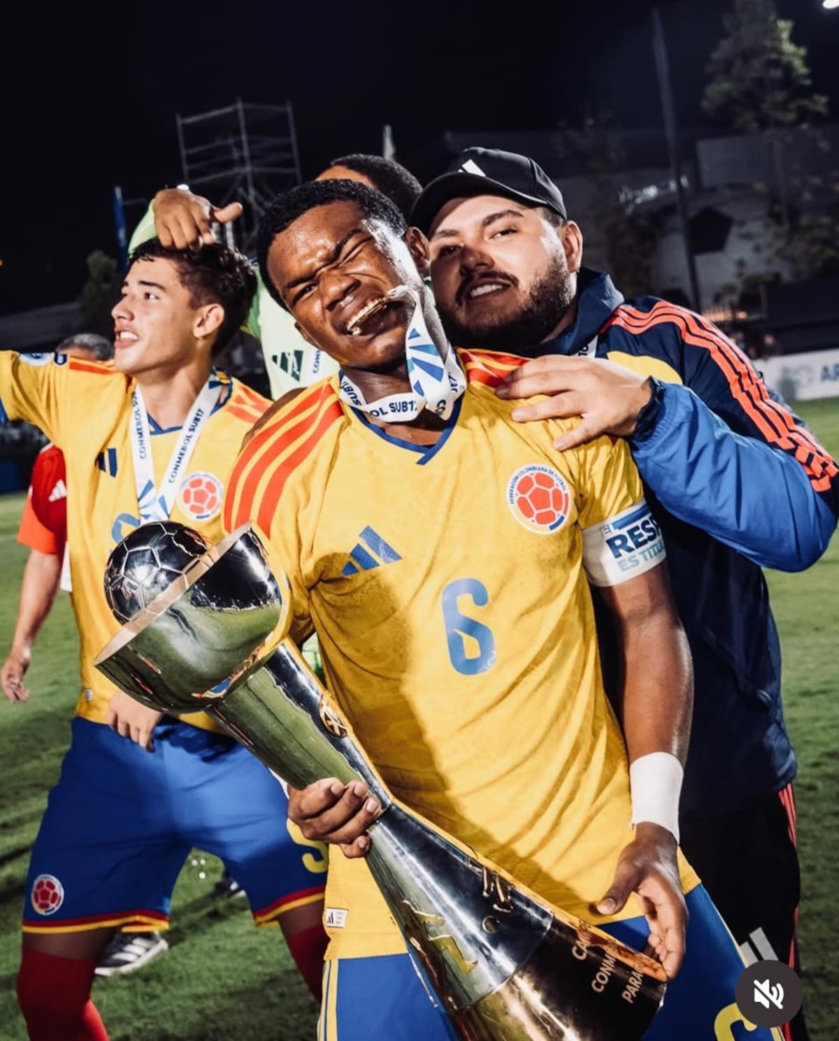 Eider, como capitán, fue el primero que levantó la copa de campeón. //CORTESÍA