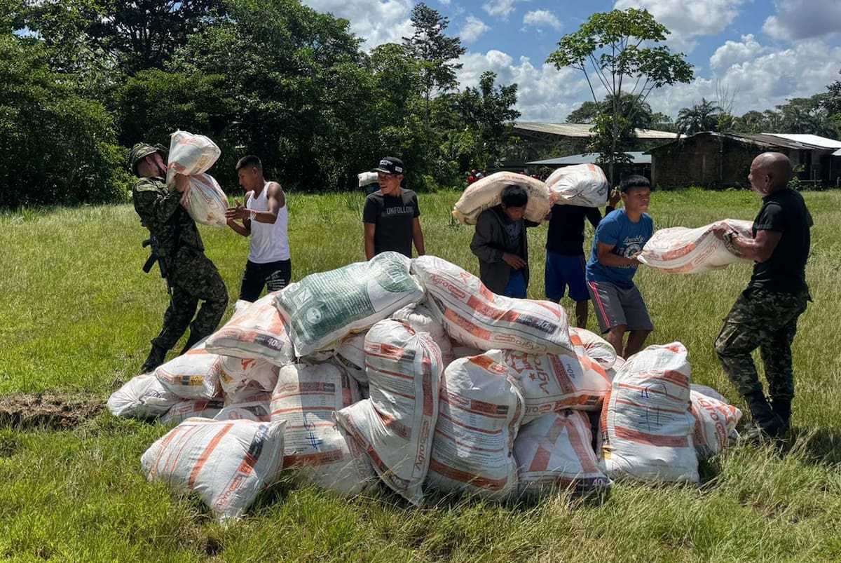 Fotografía cedida por el Ejército de Colombia de militares llevando más de 300 kits de ayudas humanitarias con el fin de mitigar las afectaciones por la ola invernal, este lunes en Alto Baudó (Colombia). EFE/Ejército de Colombia
