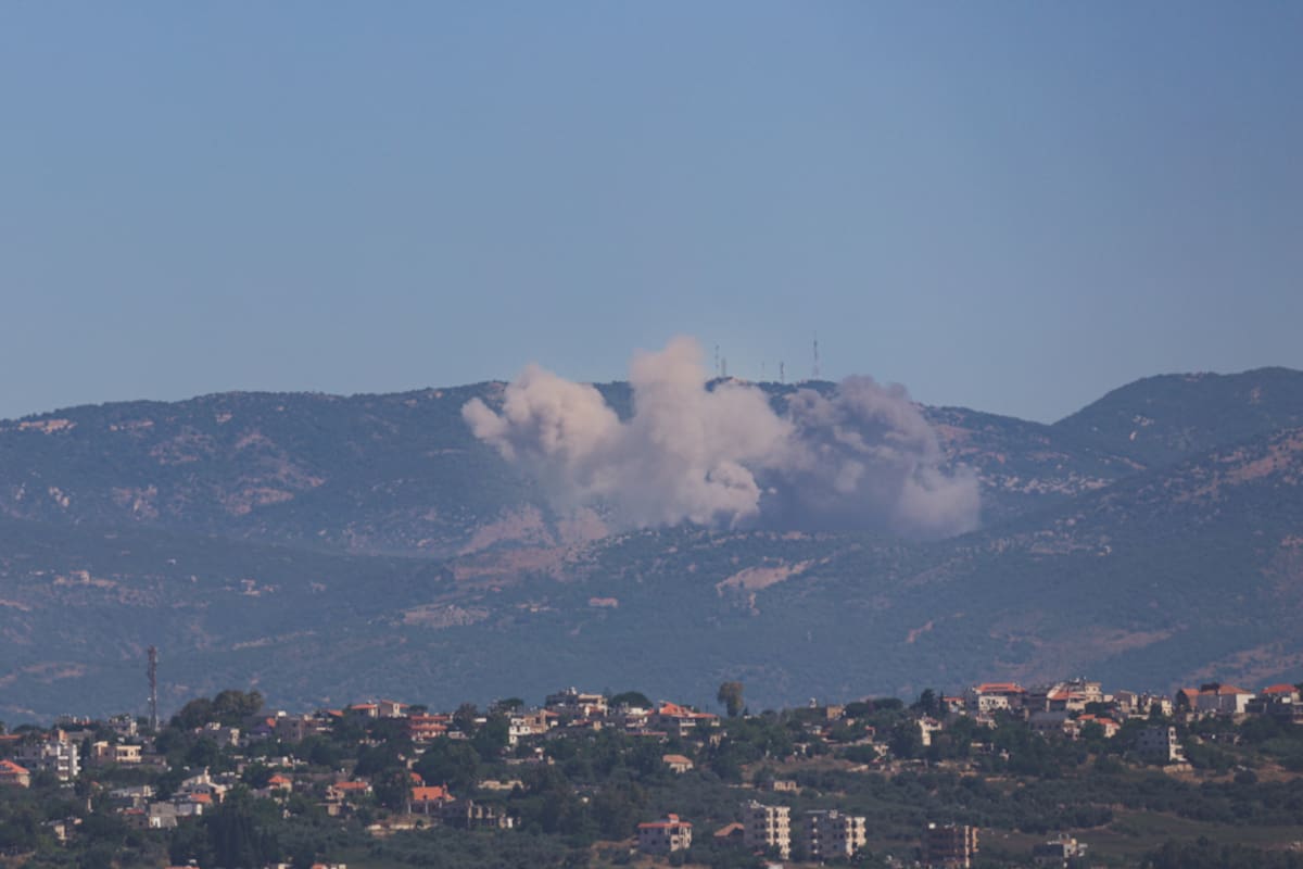 Múltiples detonaciones se registraron este sábado en el sur del Líbano, después de que el viernes Israel y la milicia chií Hizbulá acordaran un alto el fuego que entró en vigor por la tarde. EFE/ Magda Gibelli