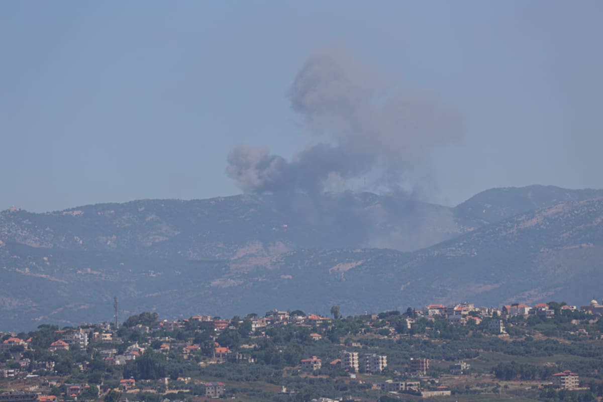Múltiples detonaciones se registraron este sábado en el sur del Líbano, después de que el viernes Israel y la milicia chií Hizbulá acordaran un alto el fuego que entró en vigor por la tarde. EFE/ Magda Gibelli