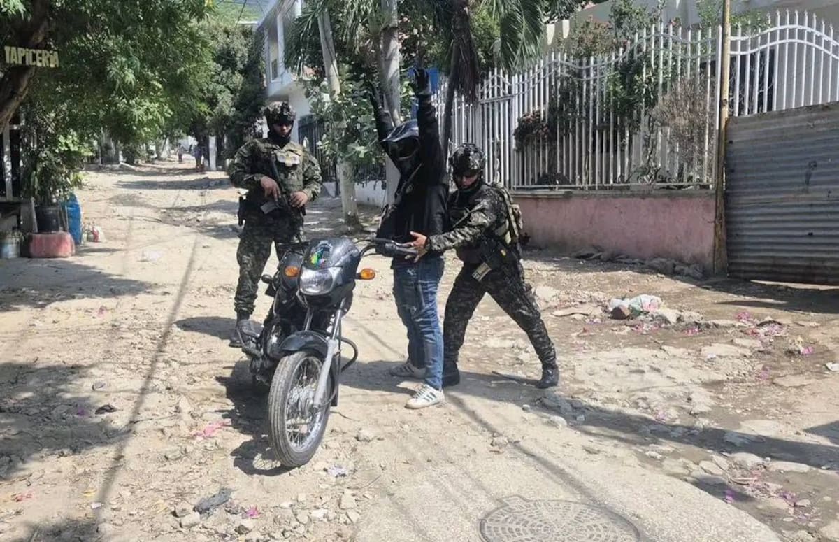 Ejército Nacional desplegándose en Santa Marta tras el paro armado.