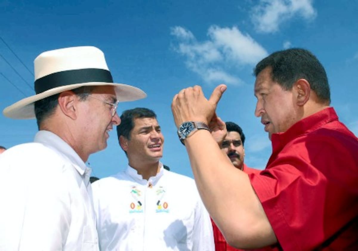 El mandatario Álvaro Uribe y su homólogo de Venezuela, Hugo Chávez.
