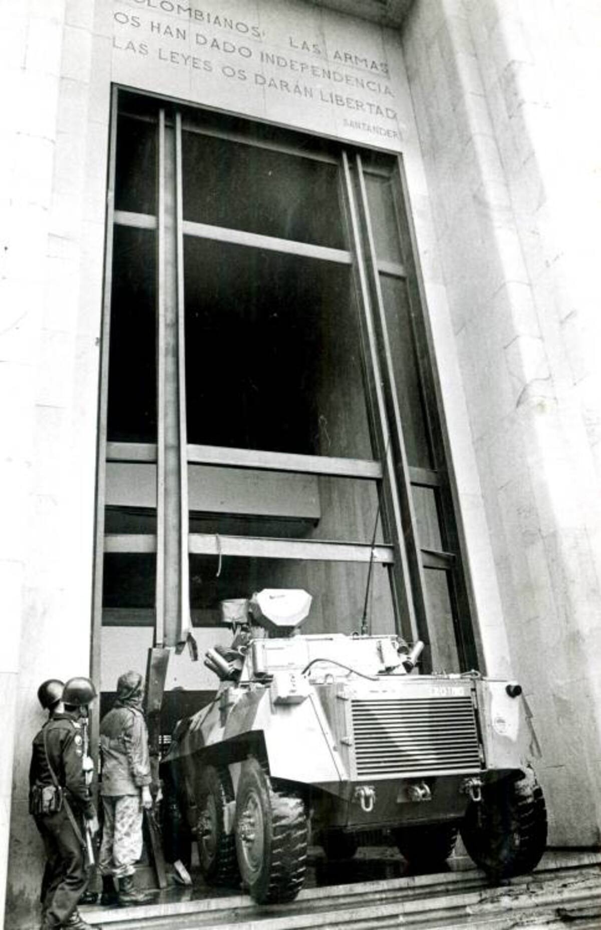 El 6 de noviembre de 1985 un comando de 40 integrantes de la organización guerrillera Movimiento 19 de Abril (M-19) se tomó el Palacio de Justi-cia, corazón del poder judicial, en el centro de Bogotá. ARCHIVO - EL UNIVERSAL