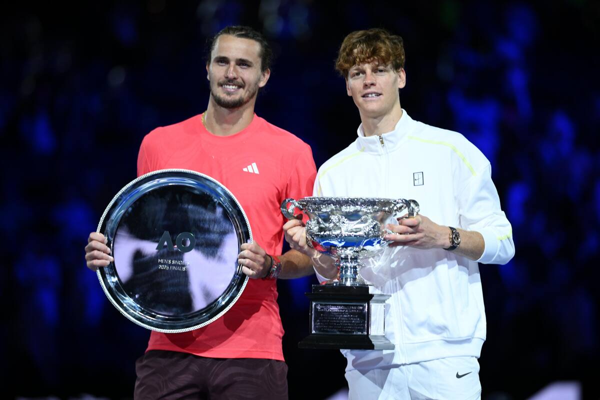 El ganador del último Abierto de Australia, el italiano Jannik Sinner, y el finalista, el alemán Alexander Zverev. // Foto: EFE - Joel Carret.
